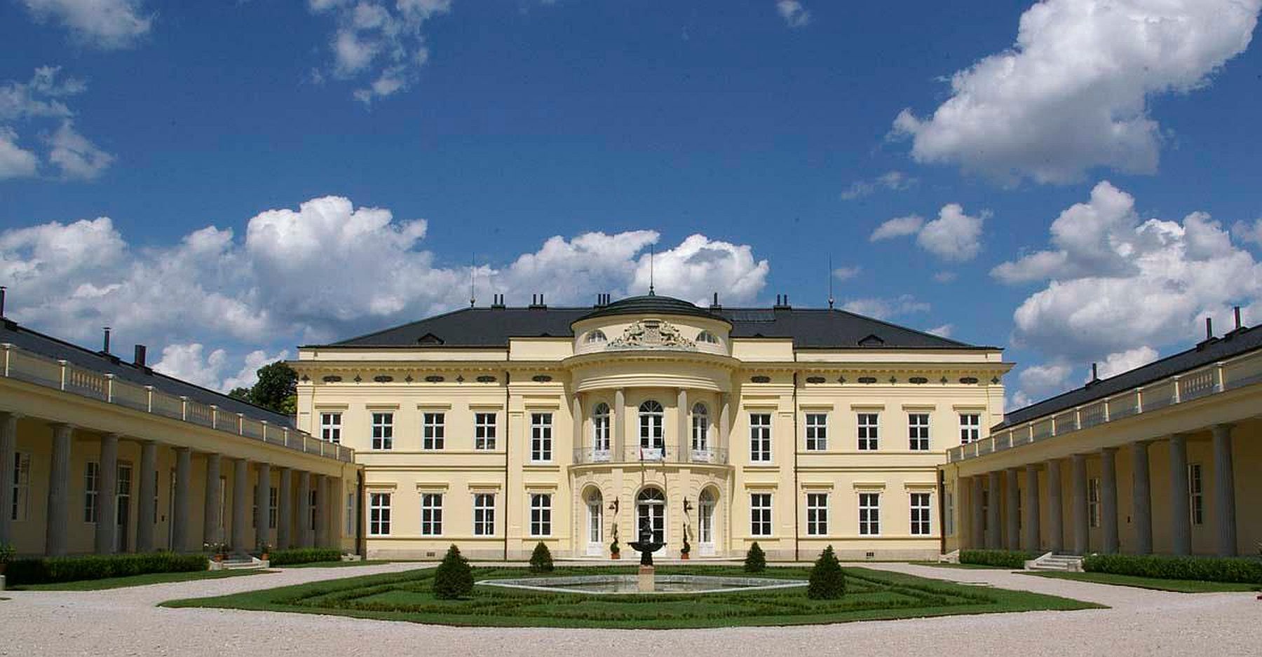 Tárlat és Szent Erzsébet napi gyertyafényes hangverseny a Károlyi Kastélyban